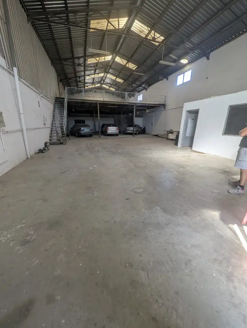 Industrial building to rent in Poleares