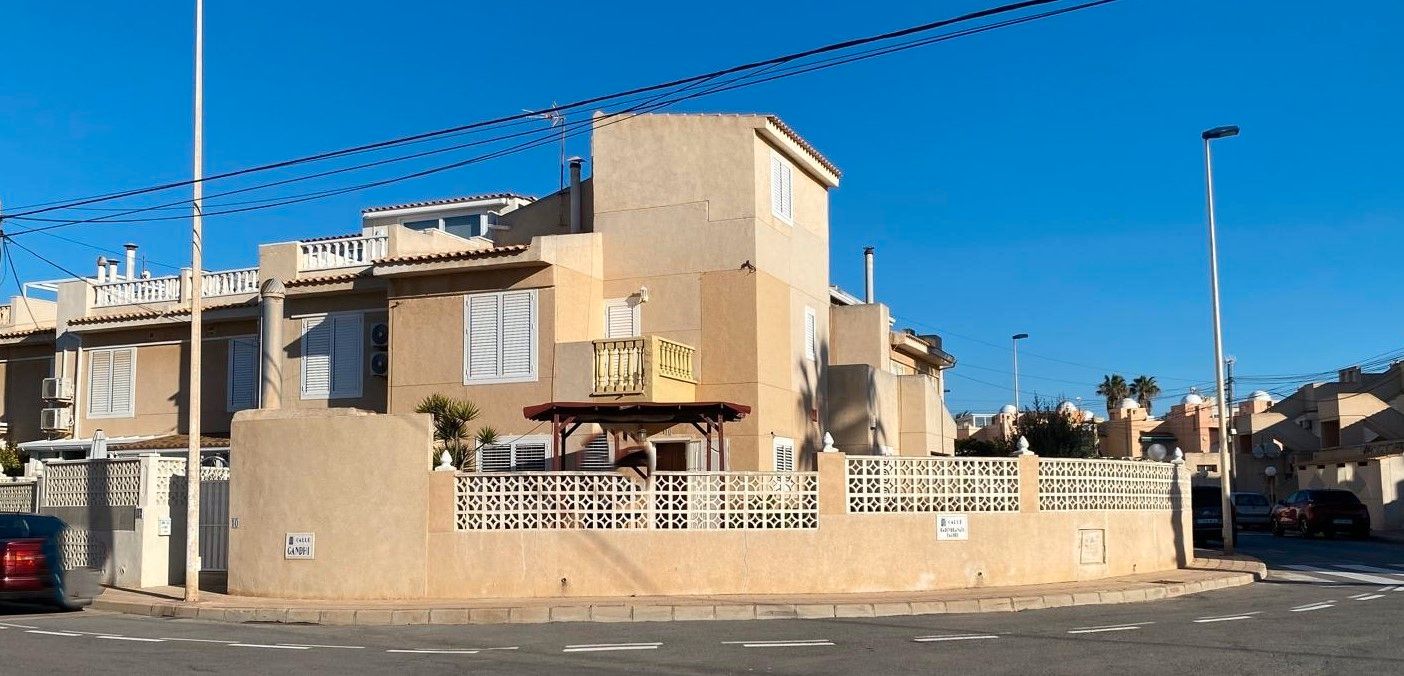 Vista exterior de Casa o xalet en venda en Torrevieja amb Jardí privat, Moblat i Piscina comunitària
