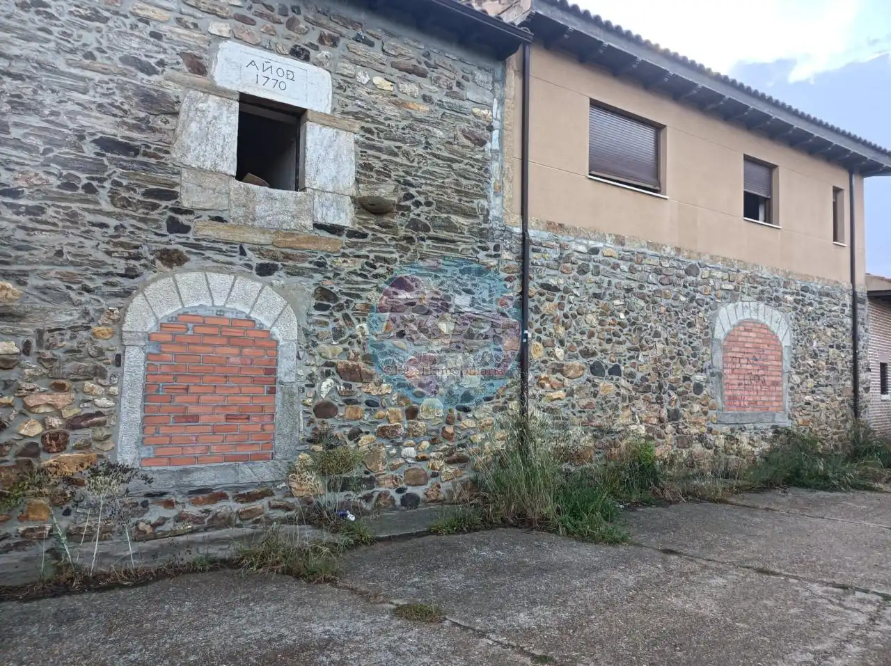 Vista exterior de Casa o xalet en venda en Alija del Infantado amb Jardí privat