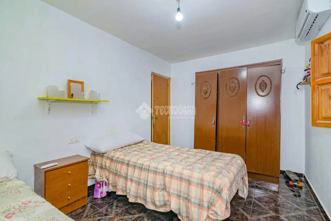 Dormitori de Casa adosada en venda en Loja