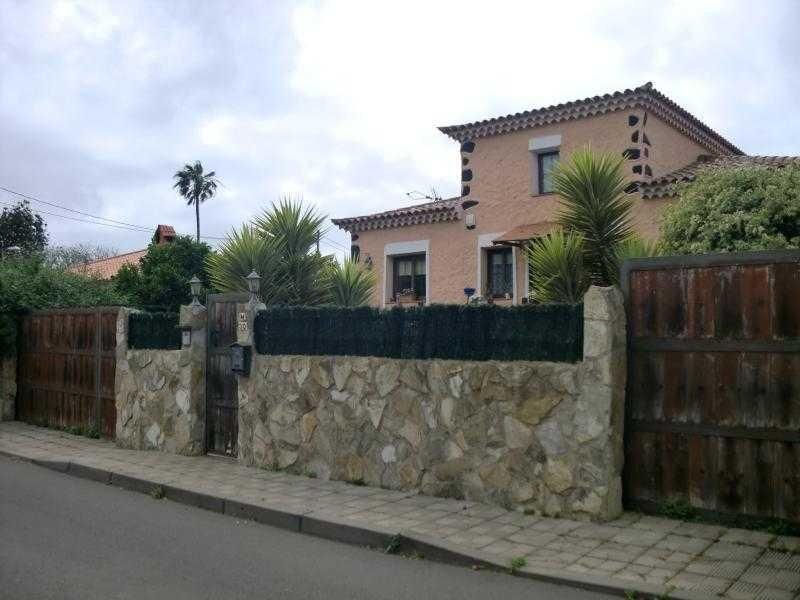 Vista exterior de Casa o xalet en venda en Tacoronte amb Jardí privat