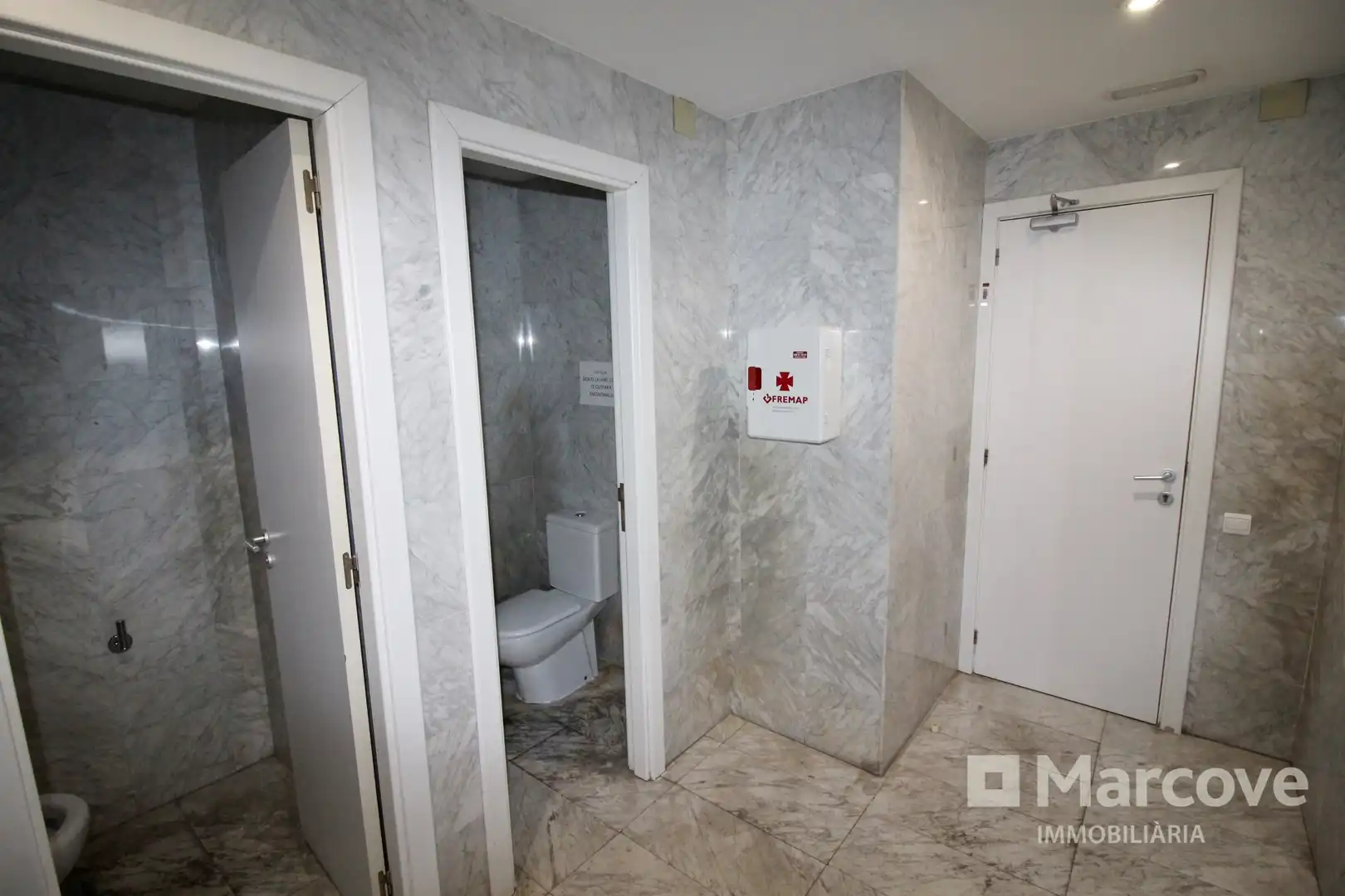 Badezimmer von Büro zur Miete in Sant Cugat del Vallès mit Klimaanlage