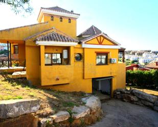 Vista exterior de Casa o xalet en venda en La Alcaidesa amb Jardí privat, Terrassa i Piscina comunitària