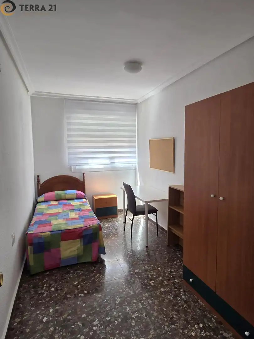Dormitori de Pis de lloguer en Jaén amb Aire condicionat, Moblat i Balcó