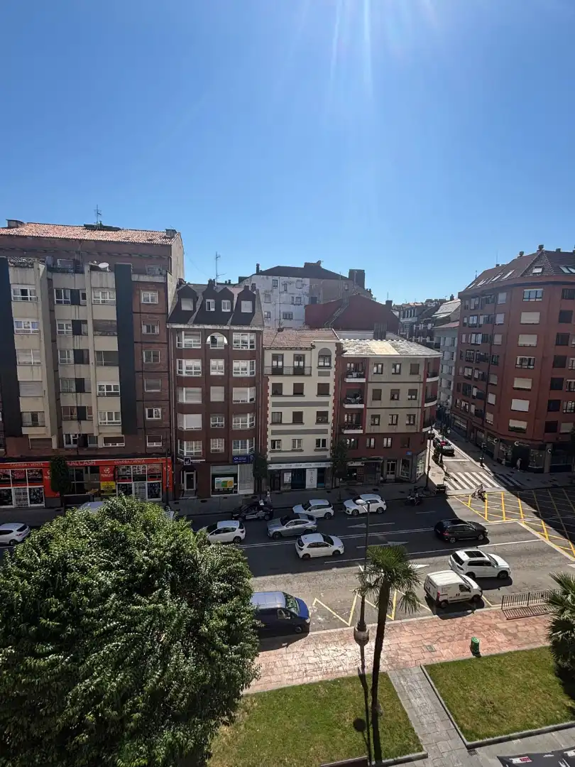 Außenansicht von Wohnung zur Miete in Oviedo  mit Heizung, Parkett und Möbliert