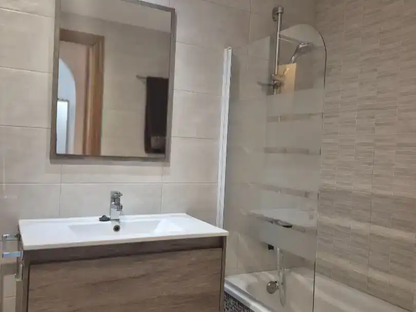 Baño de Piso en venta en Manilva con Aire acondicionado, Terraza y Amueblado