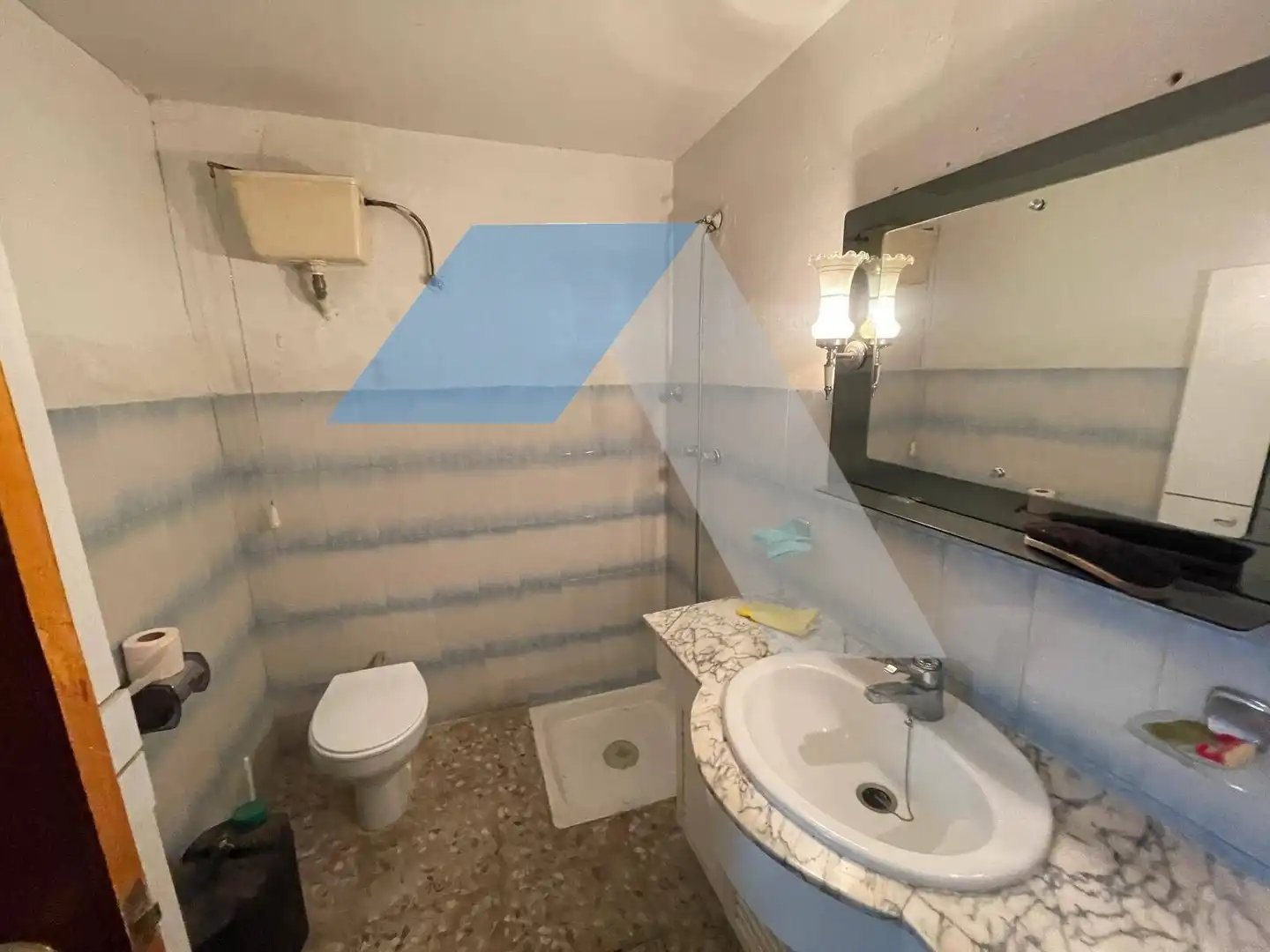Badezimmer von Fabrikhallen zum Verkauf in Elche / Elx