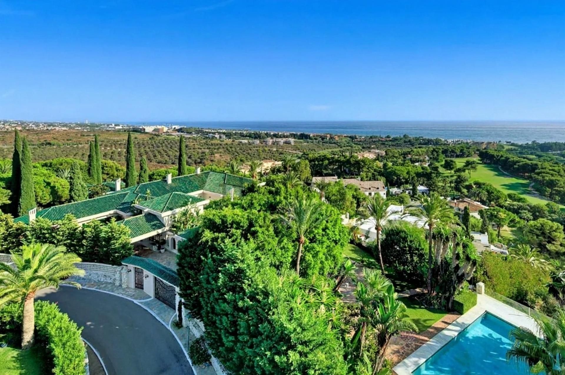 Vista exterior de Casa o xalet en venda en Marbella amb Aire condicionat, Calefacció i Jardí privat