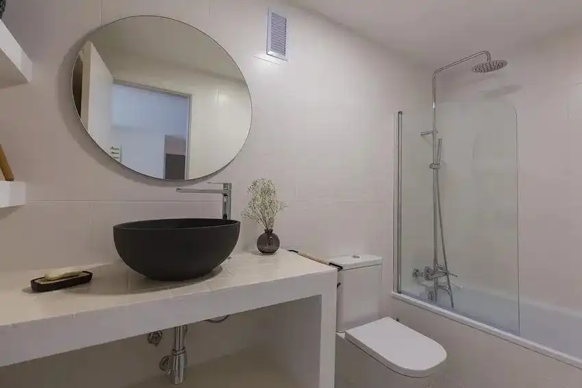 Bathroom of Flat for rent in Valencia  with Air Conditioner and Balcony