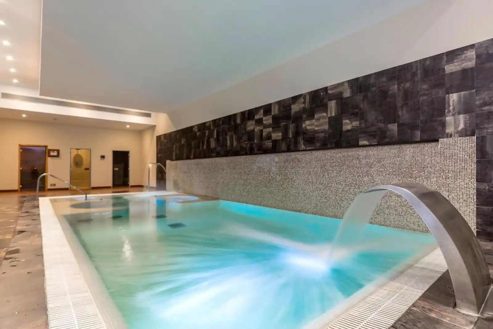 Piscina de Apartamento de alquiler en Estepona con Aire acondicionado, Calefacción y Jardín privado