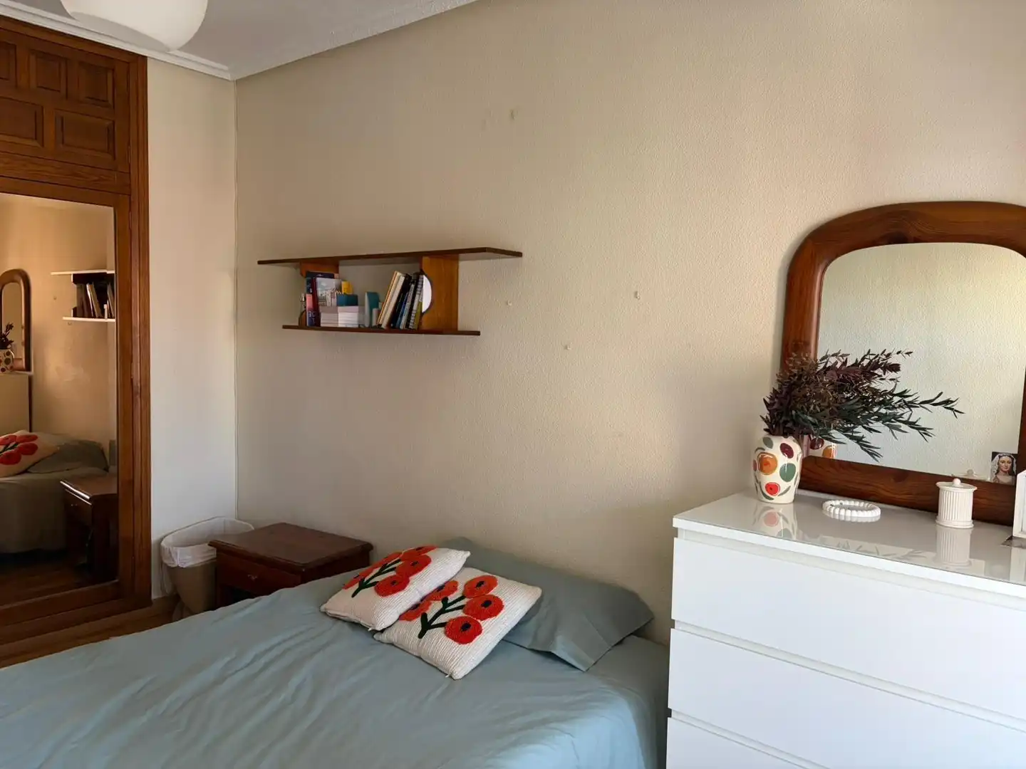 Habitación de Piso para compartir en Cartagena con Aire acondicionado y Parquet