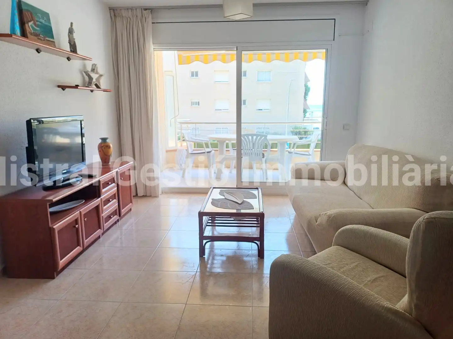 Sala d'estar de Pis de lloguer en Calafell amb Aire condicionat, Terrassa i Moblat