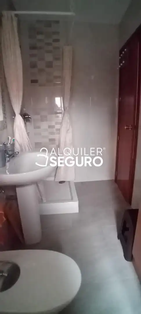 Baño de Piso de alquiler en Canencia, Madrid