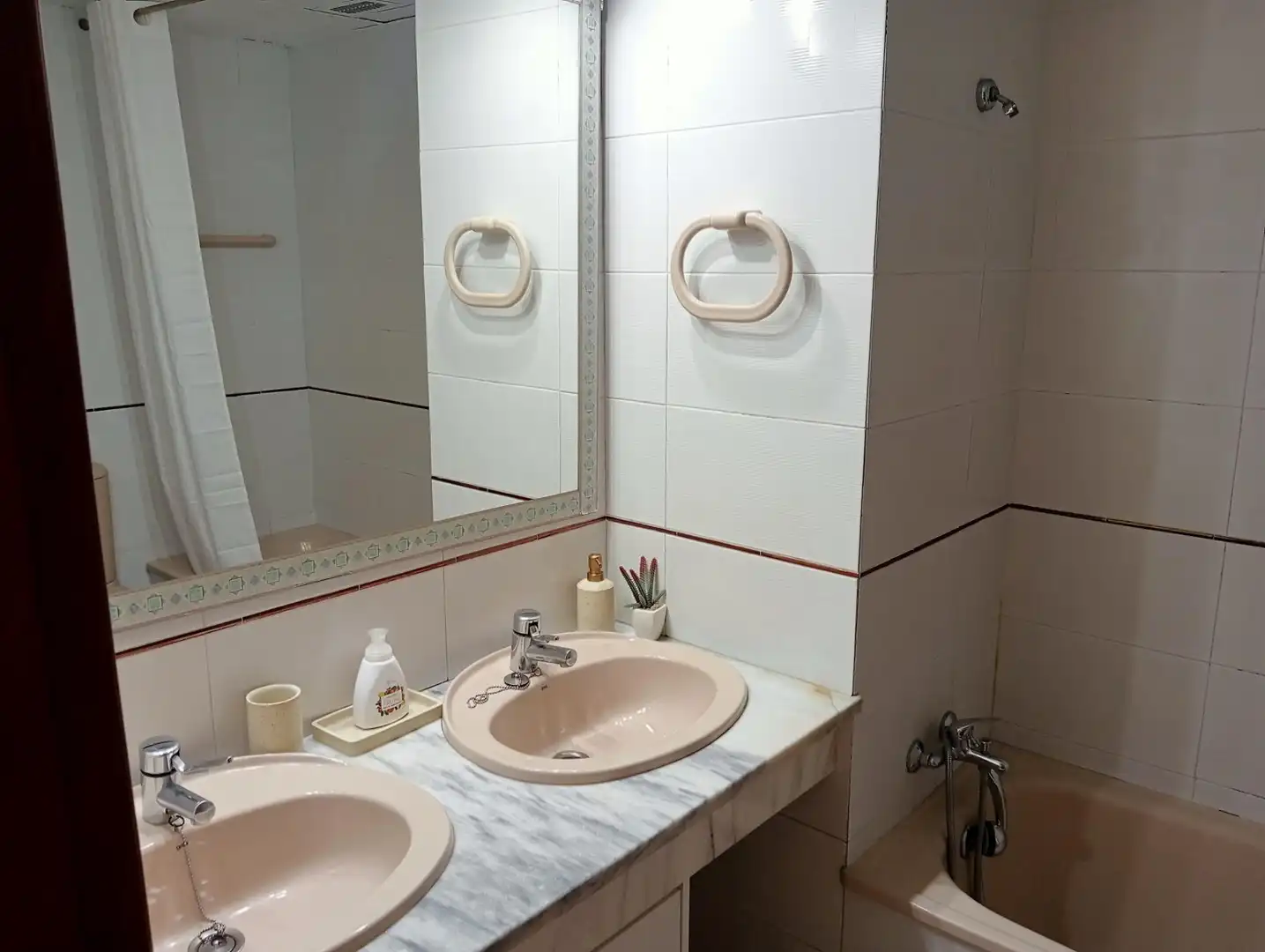 Baño de Piso de alquiler en Sevilla con Aire acondicionado, Amueblado y Piscina comunitaria