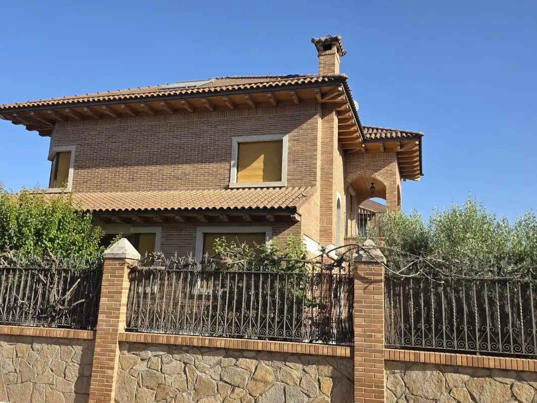 Vista exterior de Casa o chalet en venta en Alcalá de Henares con Aire acondicionado, Calefacción y Jardín privado