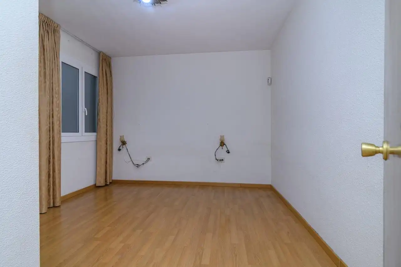 Bedroom of Flat for sale in Barcelona  with Heating, Parquet flooring and Balcony