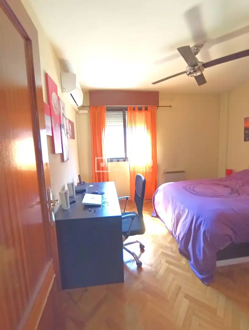 Dormitori de Apartament de lloguer en Madrid amb Aire condicionat, Parquet i Moblat