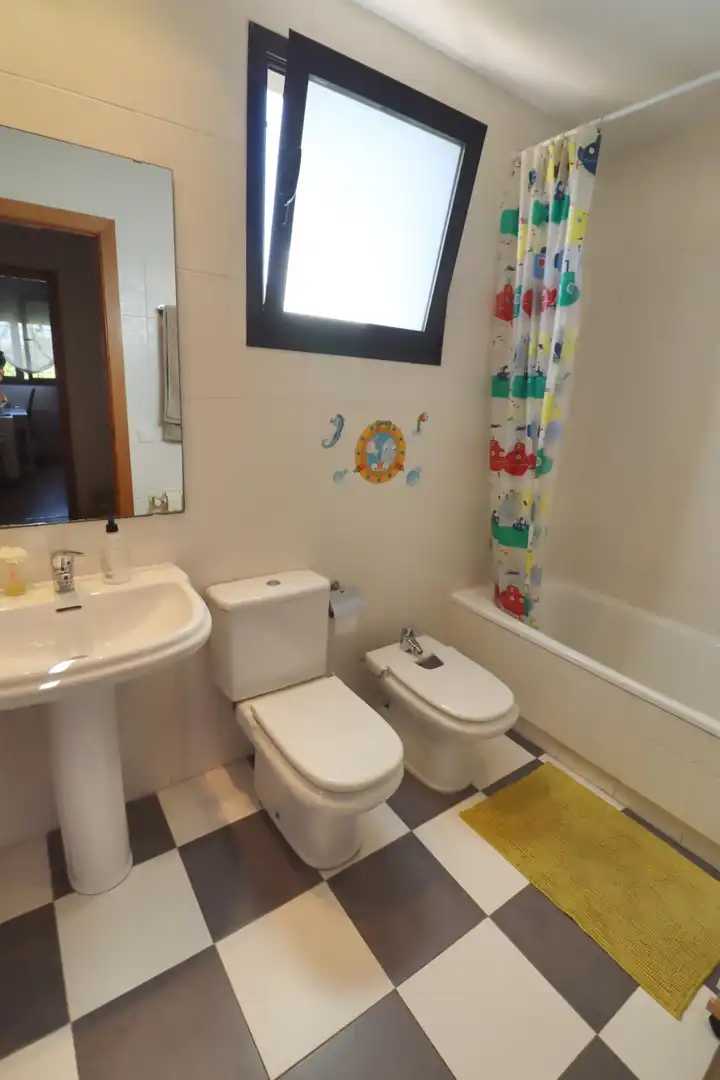 Baño de Casa o chalet de alquiler en Paterna con Aire acondicionado, Calefacción y Jardín privado