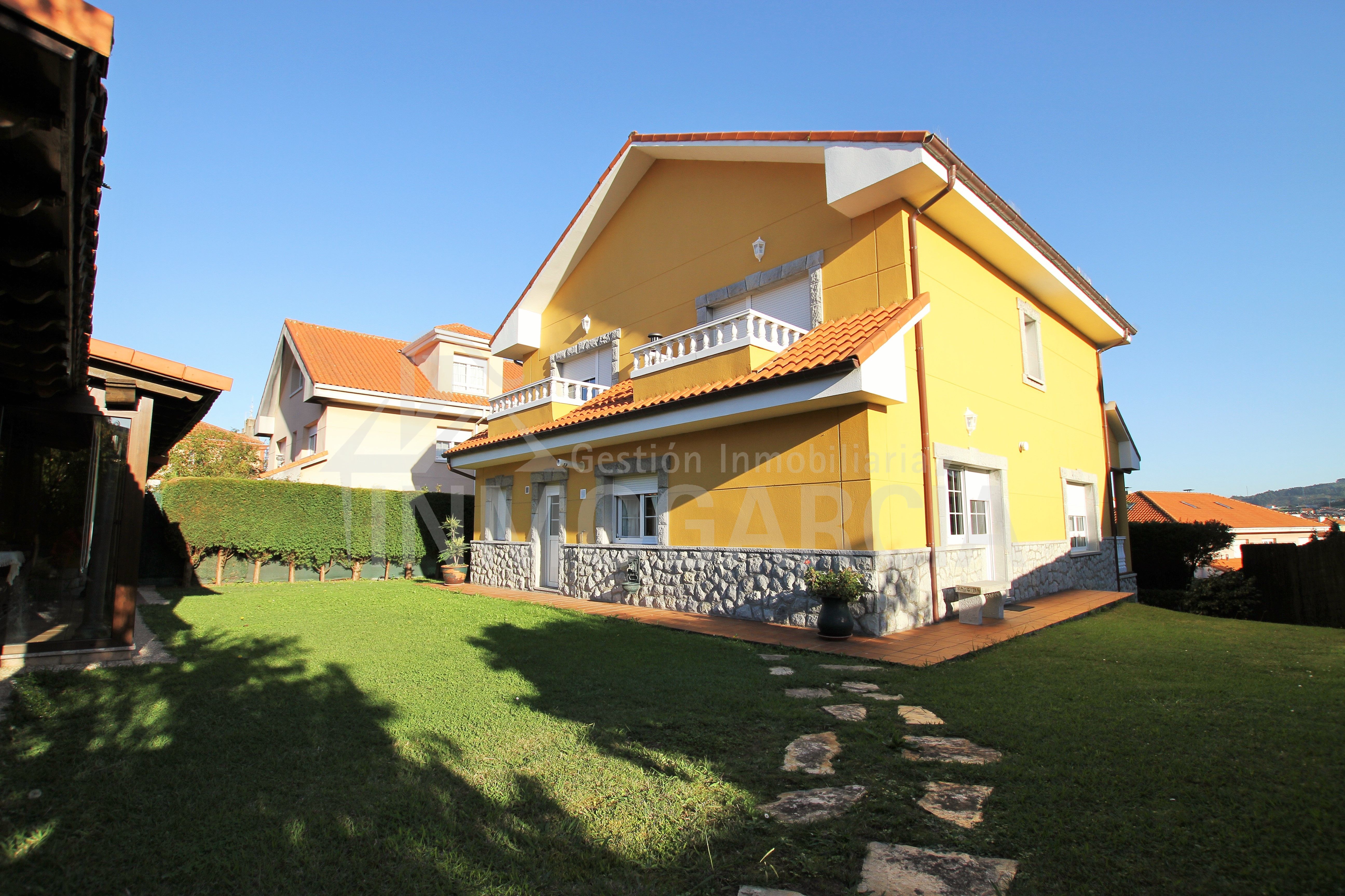 Vista exterior de Casa o xalet en venda en Avilés amb Calefacció, Jardí privat i Parquet