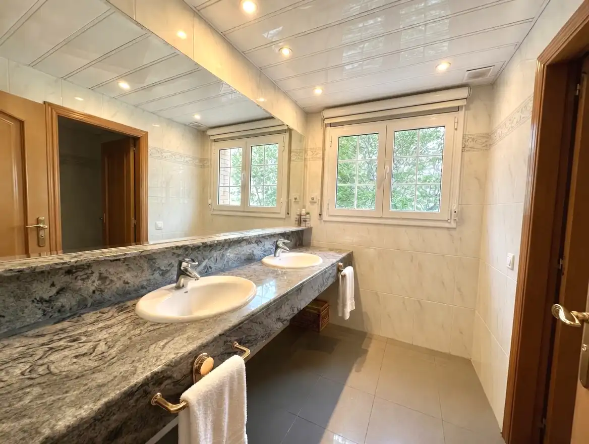 Baño de Casa adosada en venta en Sant Joan Despí con Aire acondicionado, Calefacción y Jardín privado