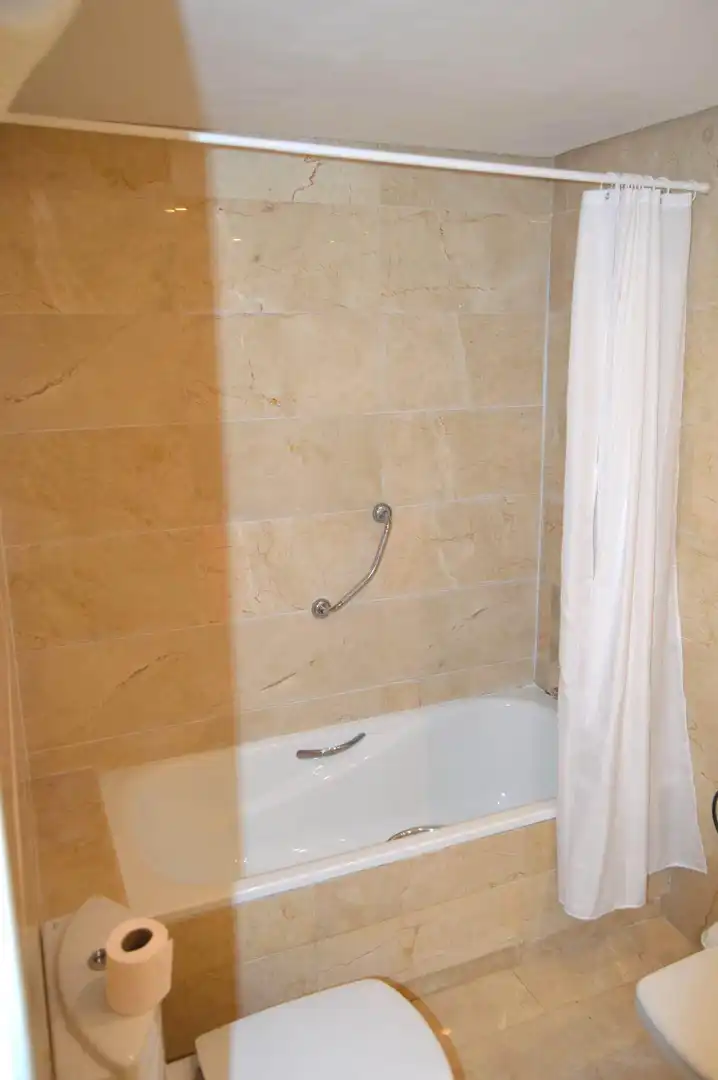Badezimmer von Wohnungen zum Verkauf in Marbella mit Klimaanlage, Möbliert und Internet