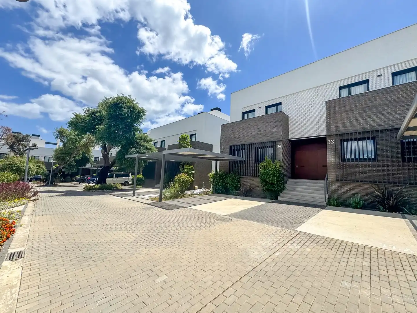 Vista exterior de Casa adosada en venda en Sotogrande amb Aire condicionat, Calefacció i Jardí privat
