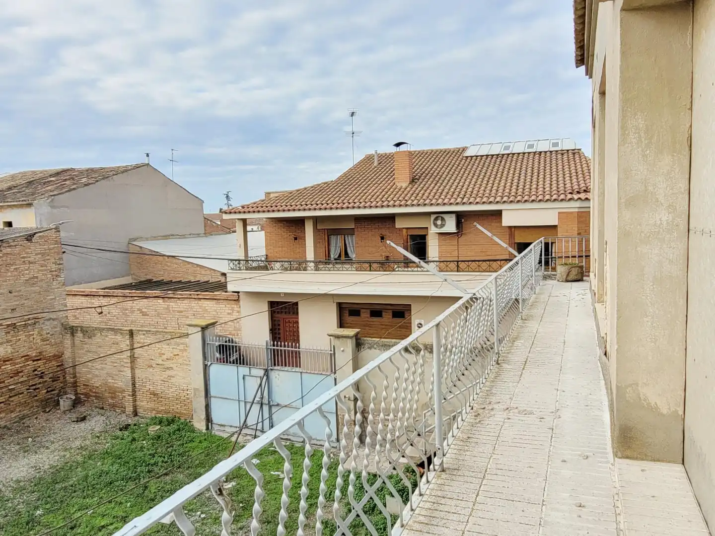 Vista exterior de Casa adosada en venda en El Palau d'Anglesola amb Calefacció i Jardí privat