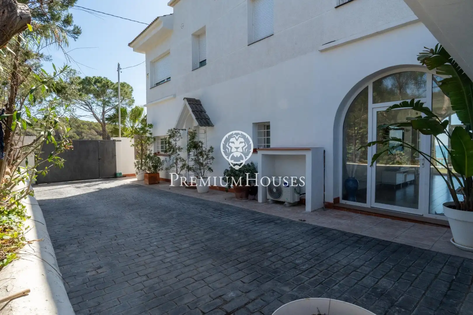 Exterior view of Houses for sale in Vilanova i la Geltrú  with Air Conditioner, Heating and Private garden