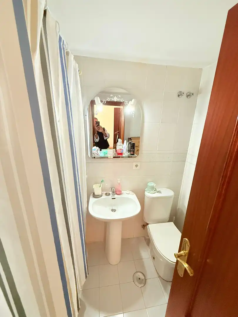 Bathroom of Flat for sale in Sevilla  with Air Conditioner, Terrace and Furnished