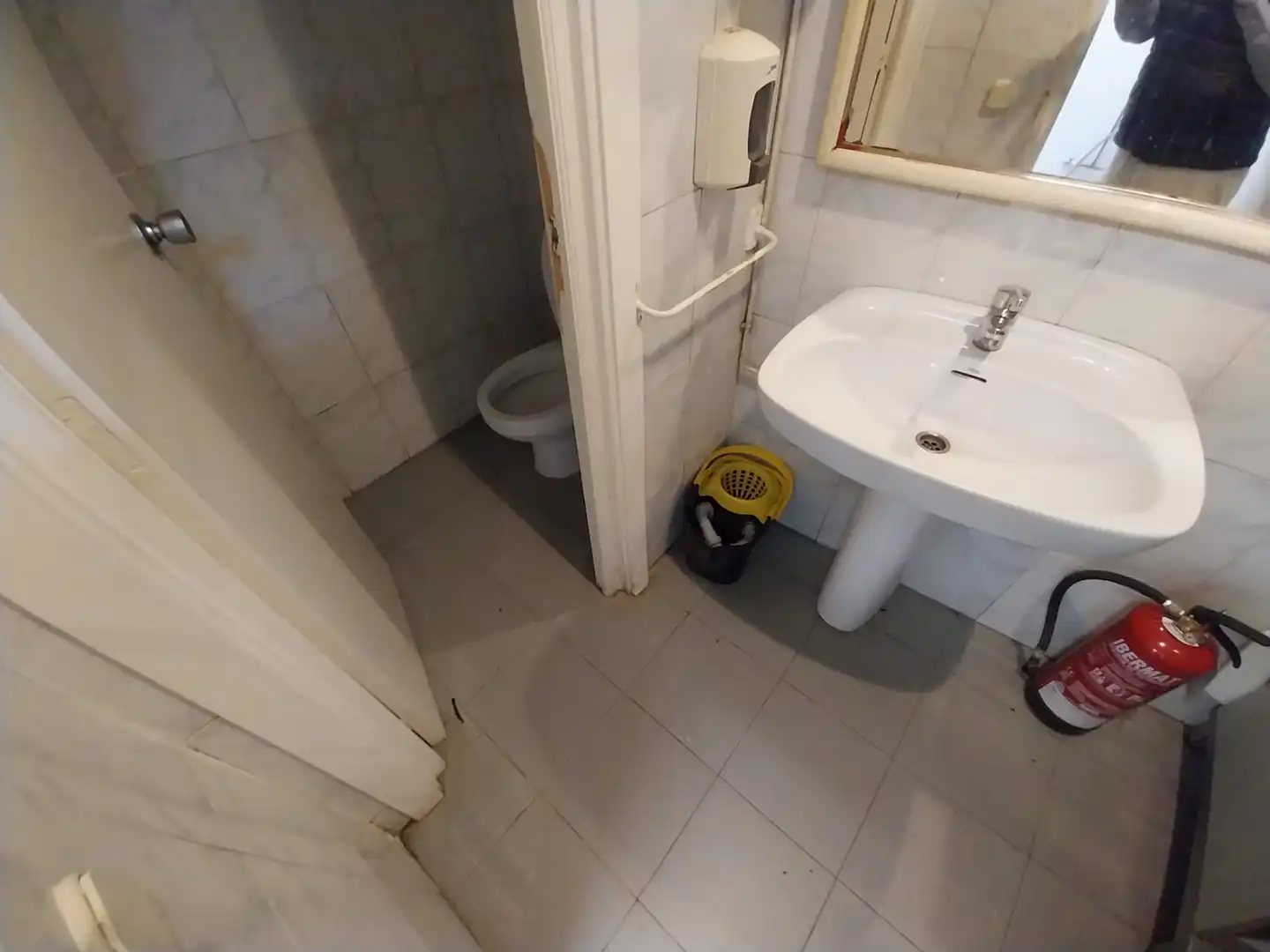 Baño de Local de alquiler en Madrid con Aire acondicionado y Calefacción