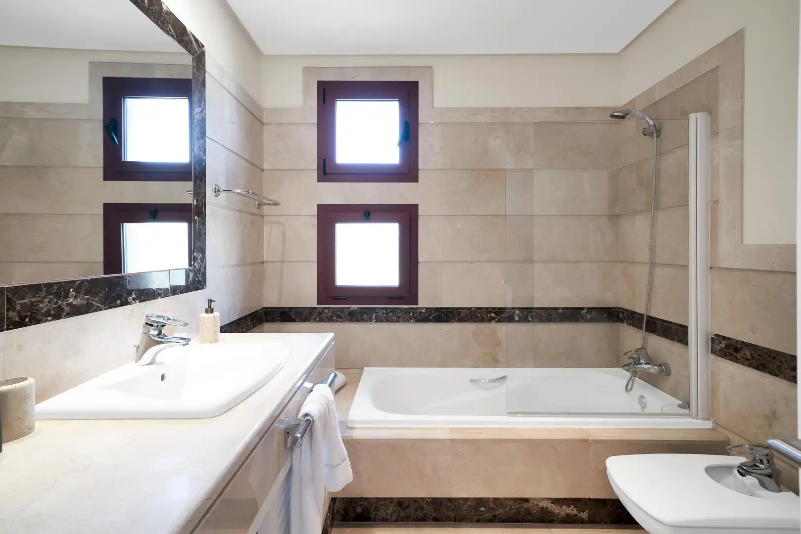 Bany de Apartament en venda en Marbella amb Aire condicionat, Calefacció i Jardí privat