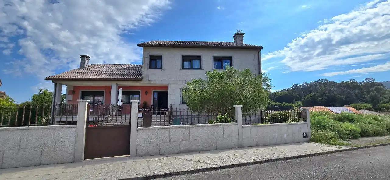Vista exterior de Casa o xalet en venda en Vilagarcía de Arousa amb Calefacció, Jardí privat i Terrassa