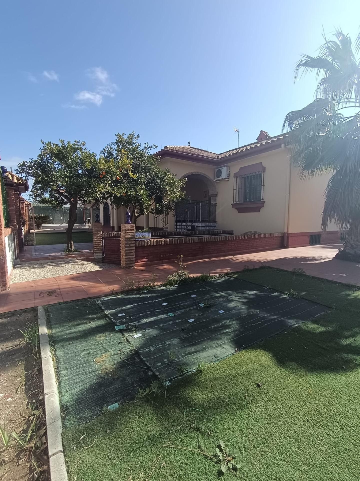 Vista exterior de Casa adosada en venda en Montequinto amb Aire condicionat i Piscina