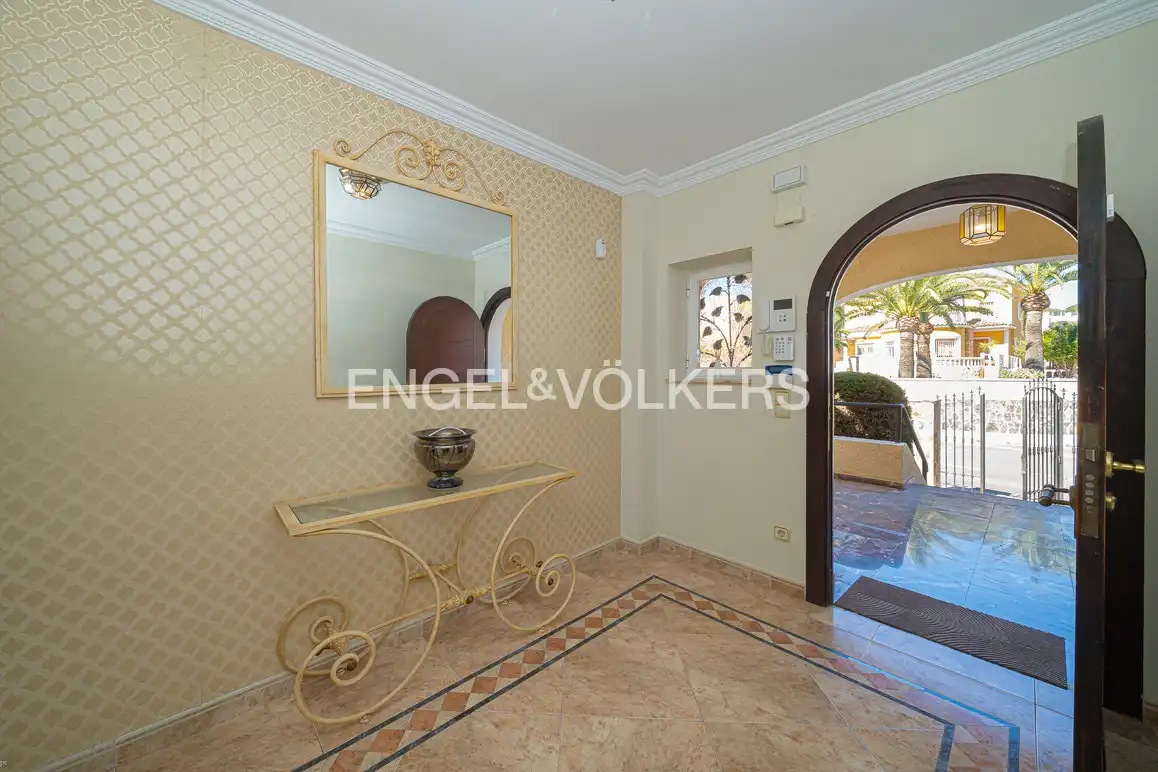Casa o xalet en venda en La Nucia amb Aire condicionat, Jardí privat i Piscina