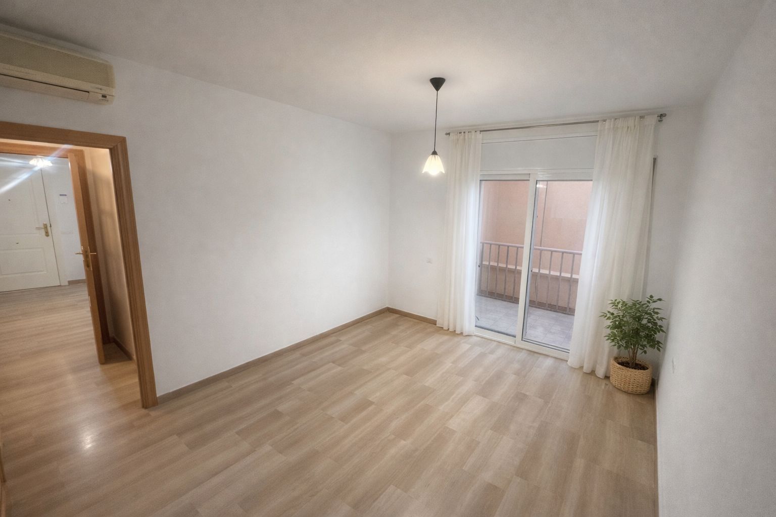 Dormitori de Planta baixa en venda en Cornellà de Llobregat