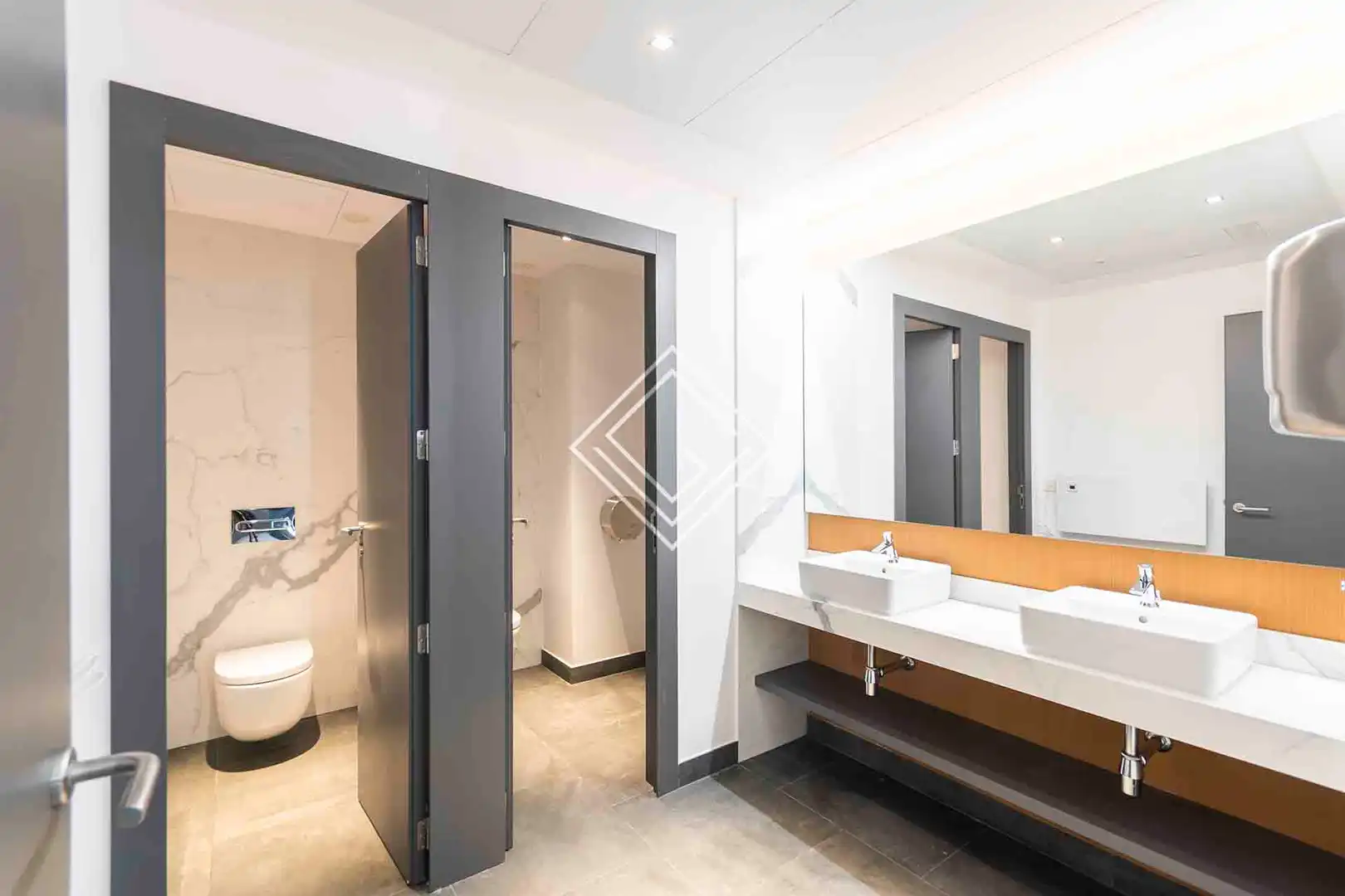 Baño de Oficina de alquiler en Madrid con Aire acondicionado y Calefacción