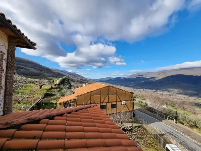Vista exterior de Casa o xalet en venda en Valdastillas amb Aire condicionat, Calefacció i Terrassa