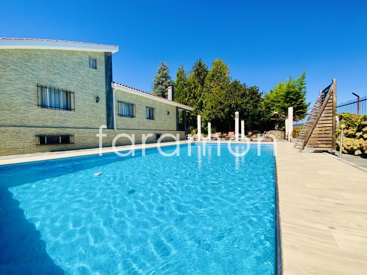 Vista exterior de Casa o xalet en venda en Carracedelo amb Calefacció, Jardí privat i Terrassa