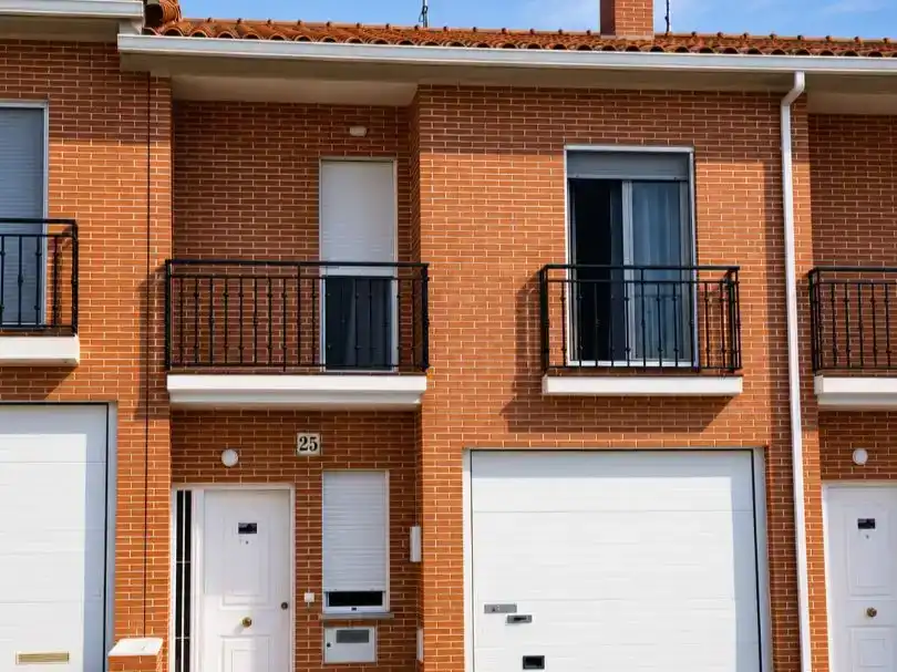 Vista exterior de Casa o xalet en venda en Mucientes amb Jardí privat, Parquet i Traster