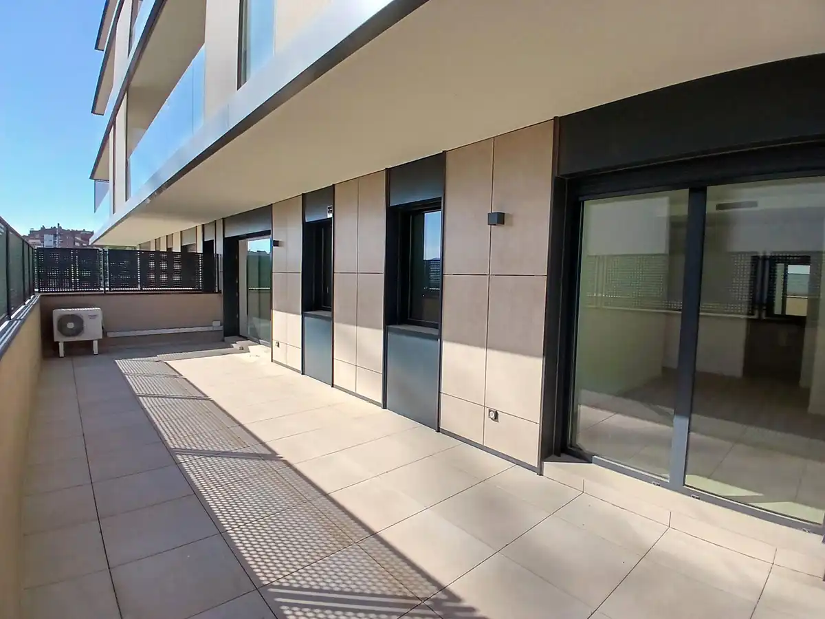 Außenansicht von Wohnung zur Miete in Sant Joan Despí mit Terrasse, Abstellraum und Ofen