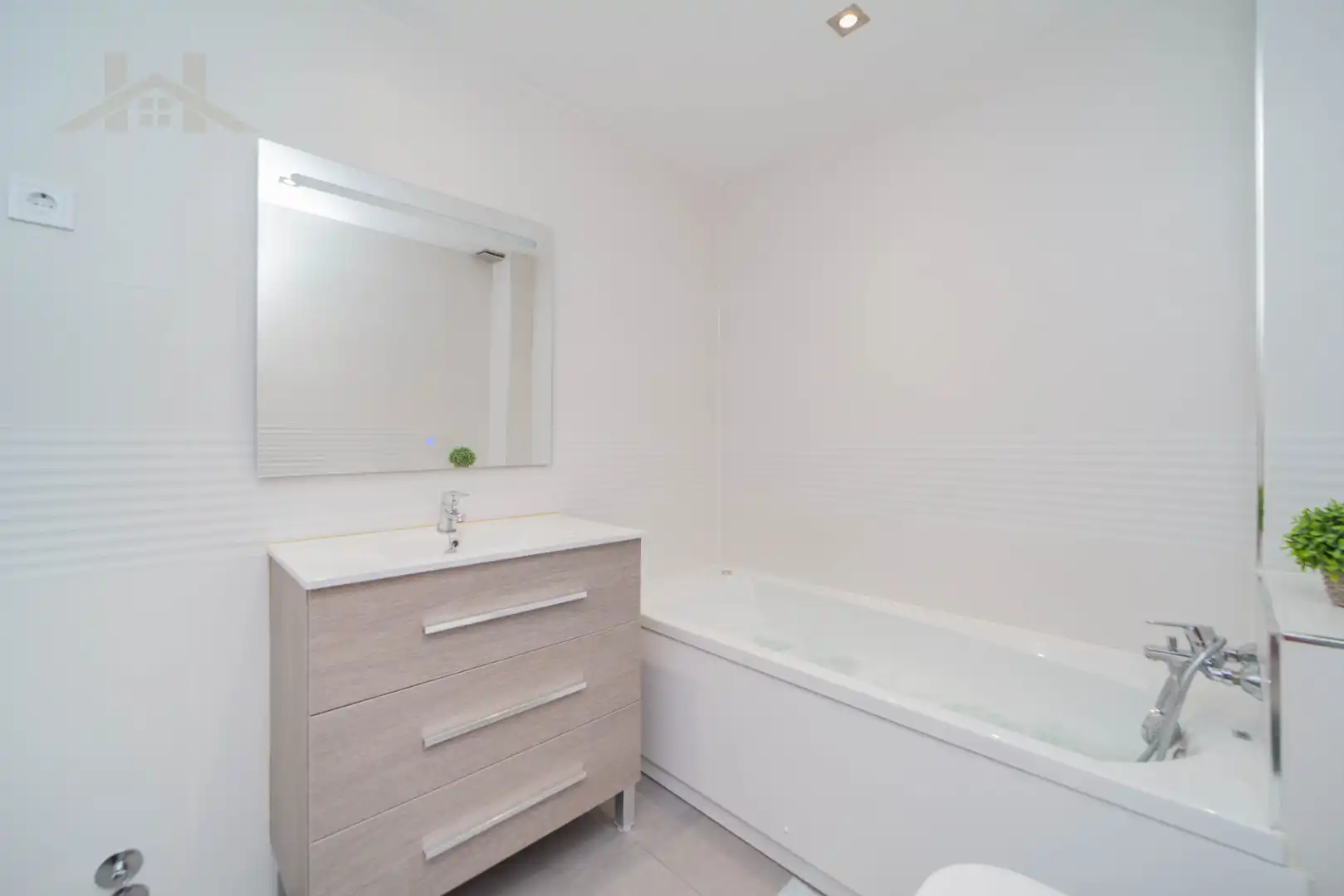 Badezimmer von Einfamilien-Reihenhaus zum Verkauf in Galapagar mit Heizung, Privatgarten und Parkett