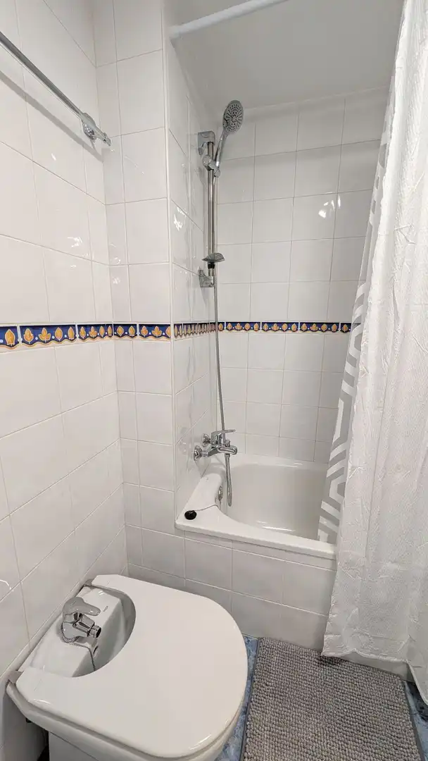 Bany de Apartament de lloguer en Estepona amb Aire condicionat, Calefacció i Terrassa