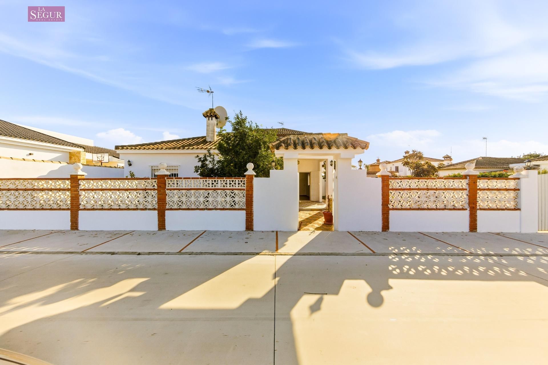 Exterior view of House or chalet for sale in Chiclana de la Frontera  with Private garden, Terrace and Storage room