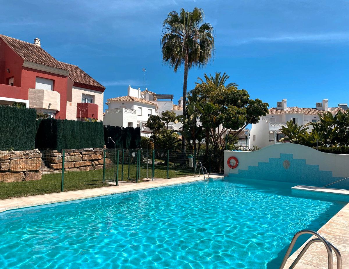 Piscina de Casa adosada en venda en Estepona amb Aire condicionat, Terrassa i Traster