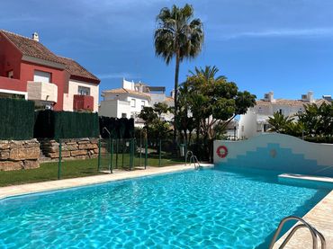 Adossat amb piscina en venda a Calle Los Arcos 25