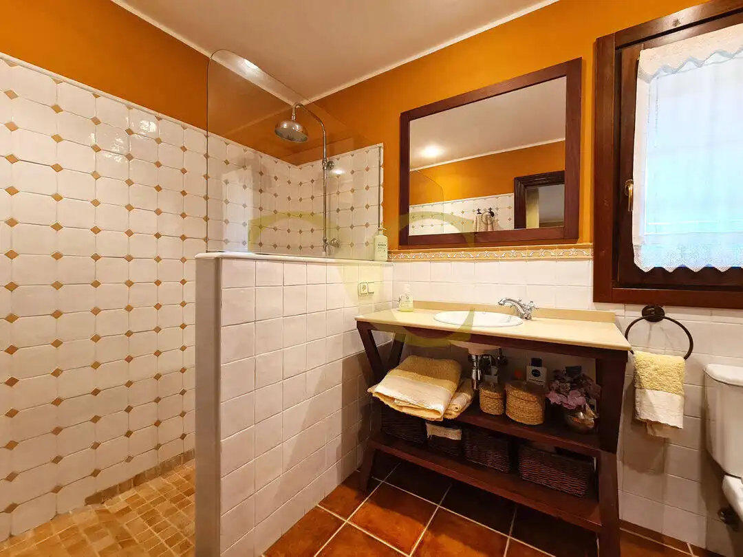 Bany de Casa o xalet en venda en Oviedo  amb Calefacció, Jardí privat i Terrassa