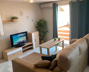 Sala d'estar de Pis en venda en Fuengirola amb Aire condicionat, Terrassa i Piscina
