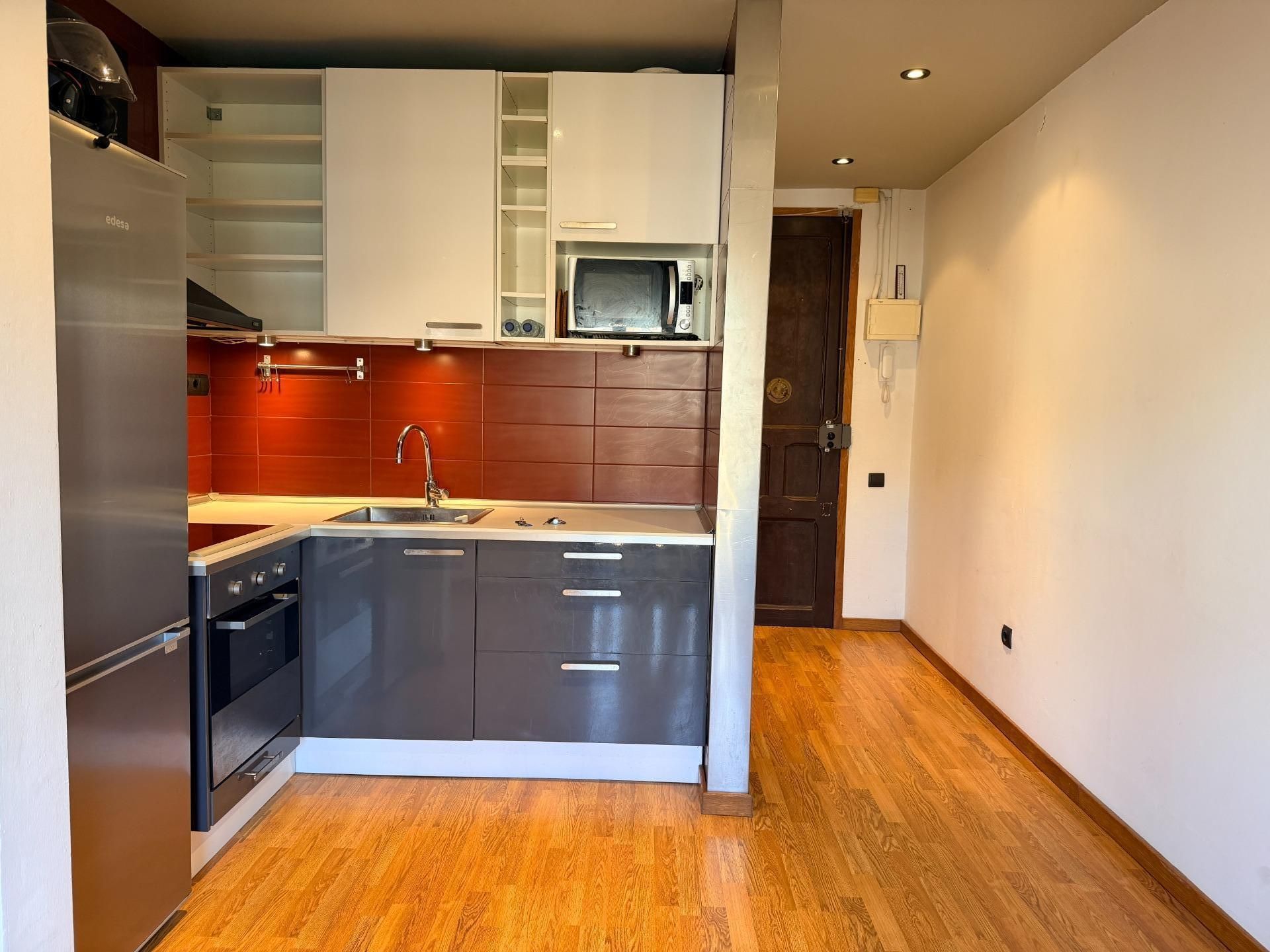 Cuina de Pis de lloguer en  Barcelona Capital amb Calefacció, Parquet i Terrassa