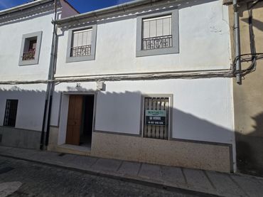 House for sale in Calle Santa Marta 27