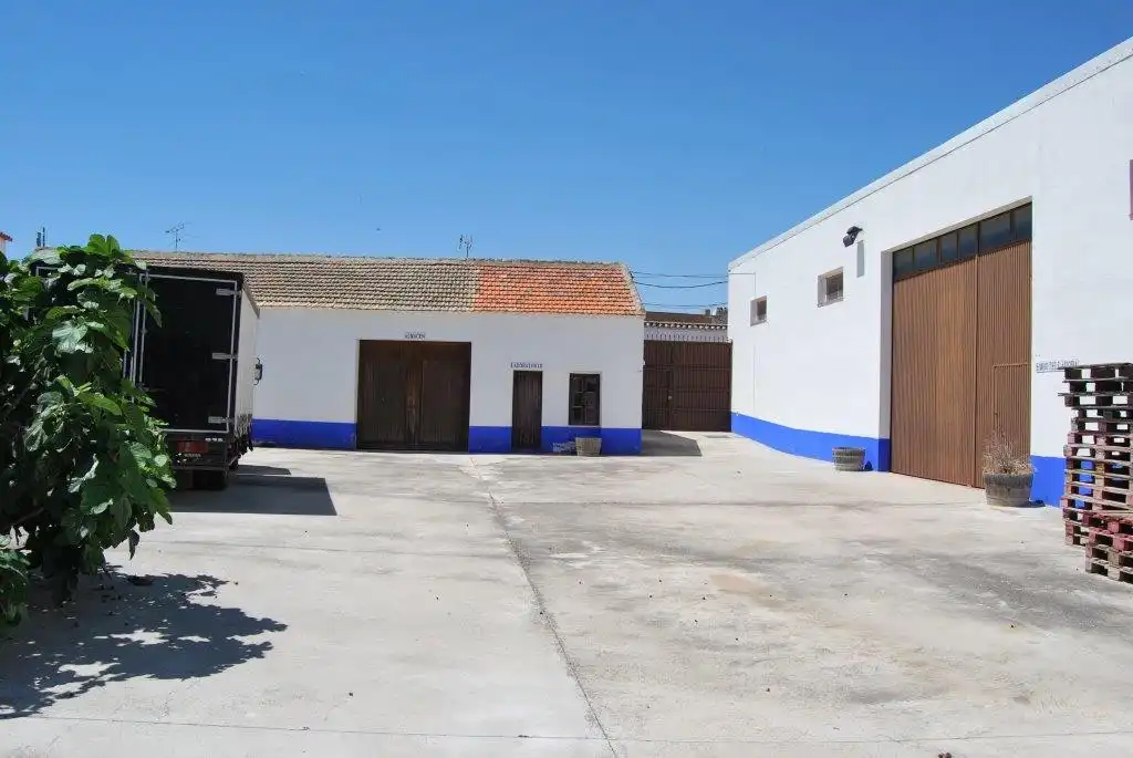 Vista exterior de Nave industrial en venta en La Villa de Don Fadrique